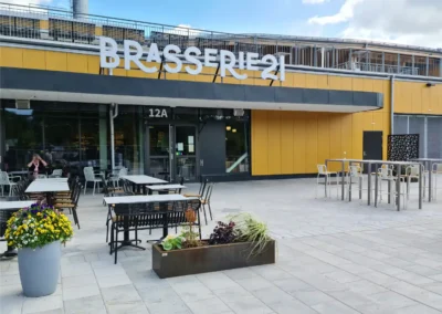 Fasadskylt till restaurangen Brasserie 21 monterad på tak