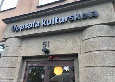 Fasadskylt utan belysning monterad med stift till Uppsala Kulturskola